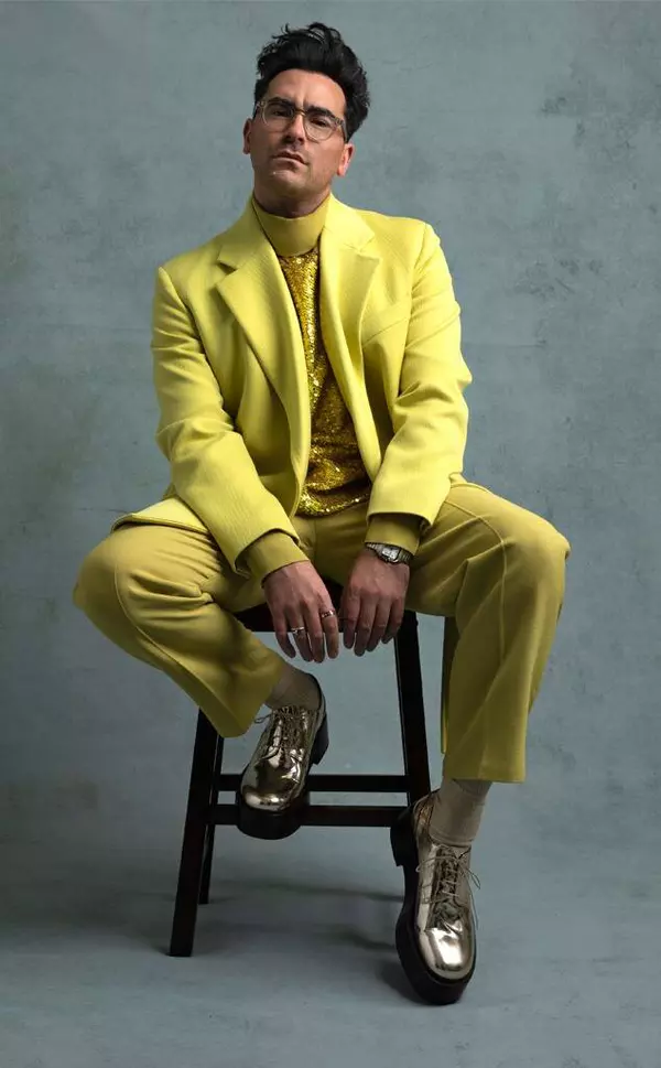 Dan Levy într-un costum Valentino Couture