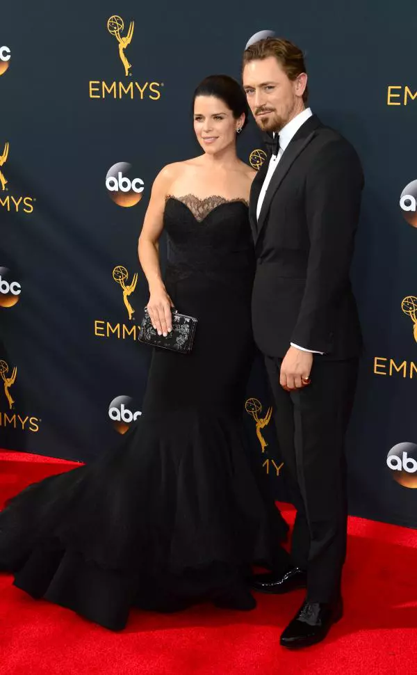 neve-campbell-si-jj-feild