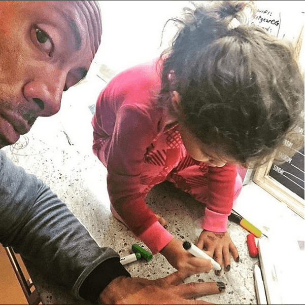 Ce mai contează că markerul permanent se mai duce doar când îți cresc unghiile?!