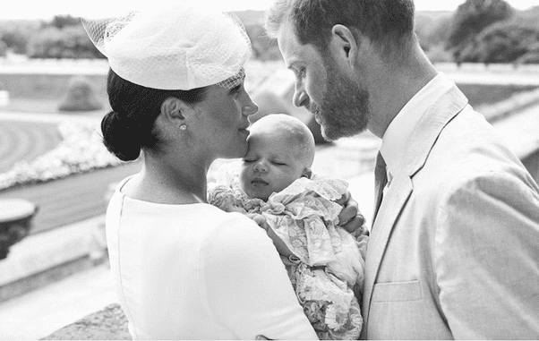 Archie Harrison Mountbatten-Windsor a fost botezat azi. Părinții lui au dat publicității primele fotografii.