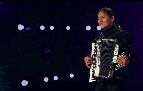 Andreea canta la acordeon