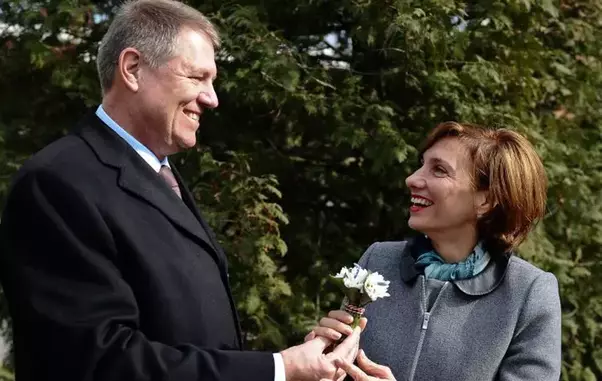 6klaus-iohannis-si-carmen-intro