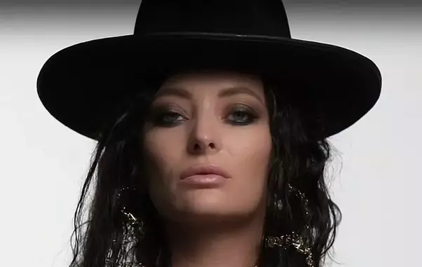 800px-delia_photo_shooting_touch_magazine_-_apr_2019_1