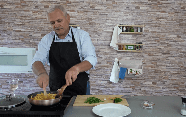 liviu-dragnea-are-emisiune-culinara-pe-youtube-ce-a-gatit-politicianul-in-primul-episod