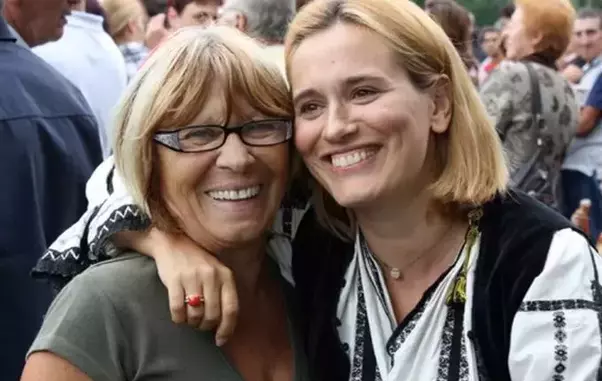 3-andreea-esca-mama