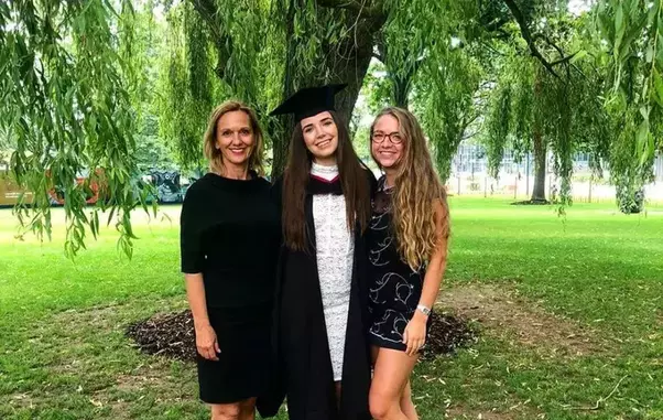 rebecca-si-beatrice-petrescu-alaturi-de-mama-lor-dana