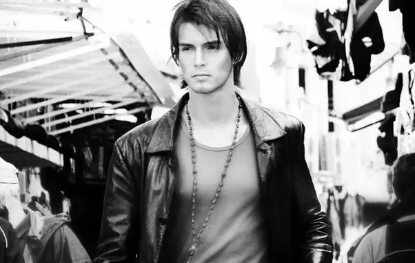 modelul-bogdan-vladau-vrea-o-cariera-in-muzica