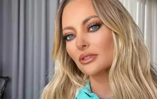 Delia-si-a-socat-fanii-cu-noii-ei-adidasi-cu-degete3