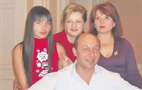 traian-basescu-si-familia