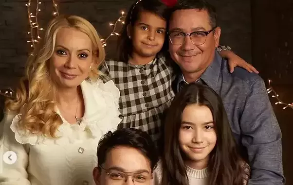 victor-ponta-sotie-si-cei-trei-copii-de-craciun-1