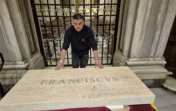 Florin Călin, primul român care a văzut sicriul papei de aproape