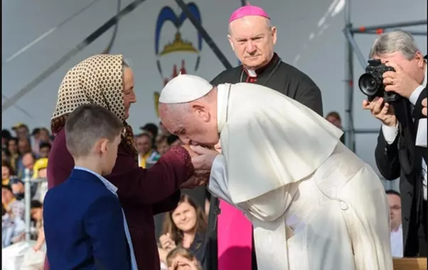 Papa îi sărută mâinile Elisabetei Bălan2