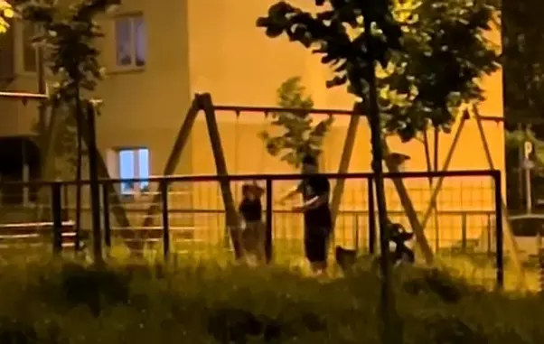 barbat isi bate sotia in parc brasov