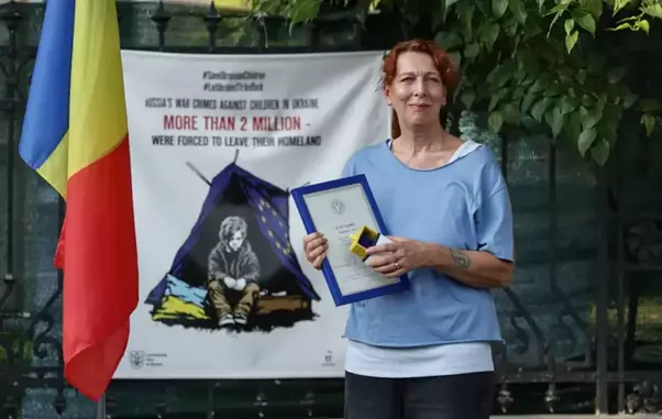 video-printesa-briana-caragea-a-primit-medalia-inima-de-aur-din-partea-lui-zelenski-pentru-ajutorul-acordat-refugiatilor-ucraineni-9-1 (1)