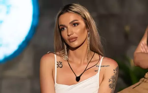 cine-este-ella-visan-de-la-insula-ubirii-1