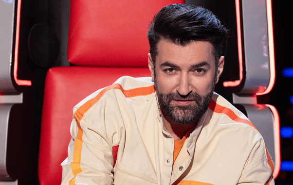 smiley-a-implinit-41-de-ani.-din-ce-si-a-castigat-artistul-primii-bani-inainte-sa-devina-celebru-in-piata-cu-un-var-de-al-mamei