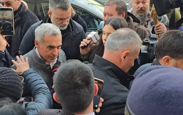 calin-georgescu-admonestat-de-un-barbat-la-alba-iulia-de-ziua-nationala-mars-la-moscova-e1764577944336