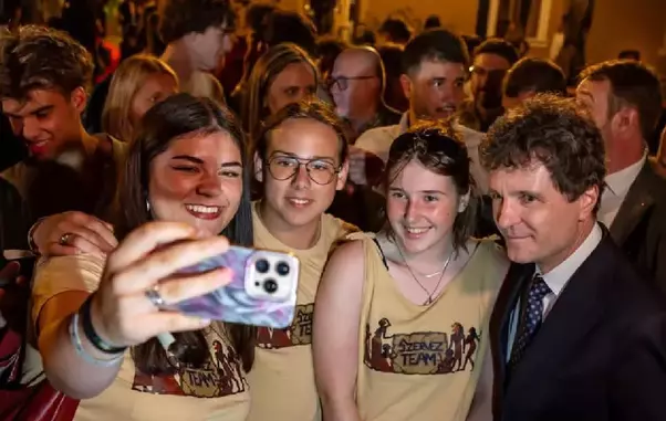 nicusor-dan-a-facut-selfie-cu-studentii