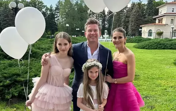 pavel-bartos-sotie-fiice-familie-4