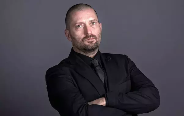 cheloo-a-facut-scandal-in-curtea-catedralei-mantuirii-neamului-din-bucuresti–rapperul-pozitiv-la-testul-antidrog-e1753807805866