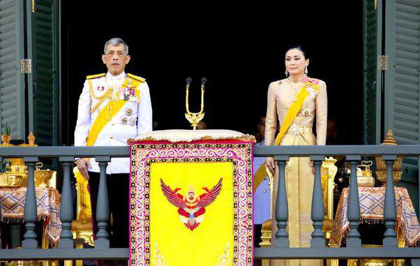 Regele Thailandei și-a iertat concubina favorită! A eliberat-o, după 10 luni de închisoare, și va reveni în harem