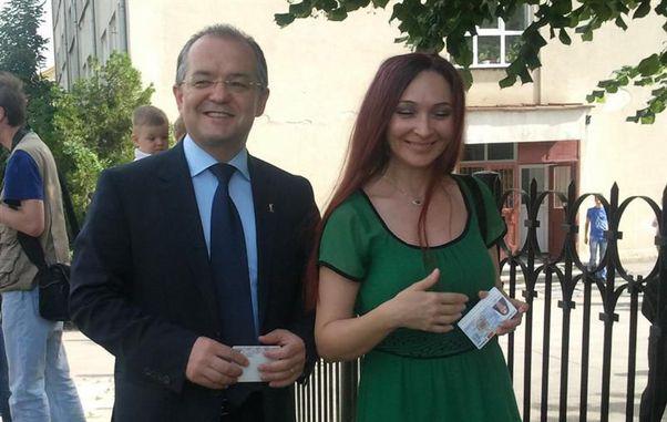 Cum arată și cu ce se ocupă soția lui Emil Boc. Oana este pasionată de poezie și de muzica rock