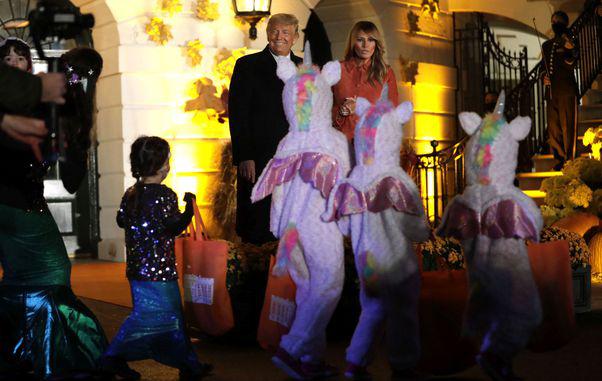 Melania și Donald Trump, fotografiați fără mască, în mulțime. Petrecere de Halloween la Casa Albă, fără respectarea măsurilor din pandemie