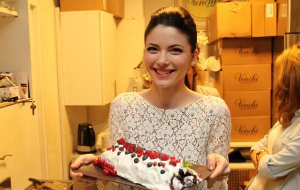 Ruladă cu ciocolată şi fructe de pădure