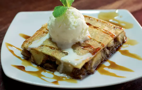 PLĂCINTĂ CU MERE ŞI ÎNGHEŢATĂ