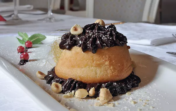 Noapte venetiana – crema de ciocolata cu alune de padure si blat pufos insiropat