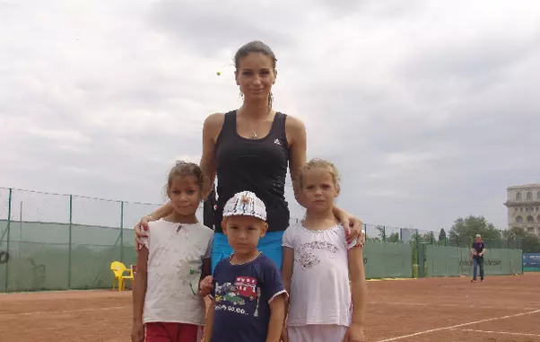Geanina Ilieş a jucat tenis alături de copiii orfani