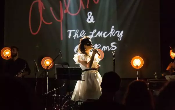 Lansare Video 10 Feet Tall