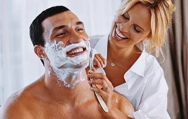 Karolina Kurkova în timp ce îl ajută pe Wladimir Klitschko să se bărbierească