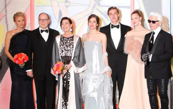 Membrii familiei regale a Principatului Monaco si designerul Karl Lagerfeld