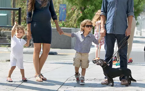 Matthew McConaughey, Camila-Alves (insarcinata cu al 3-lea copil, Livingstone), Vida si Levi