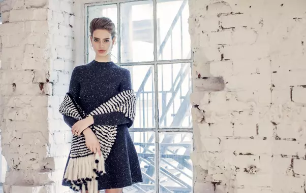 Rochie Valentino, pret la cerere; sal din blana naturala Avanti, 2.773 lei; inel Louis Vuitton, 1.080 lei