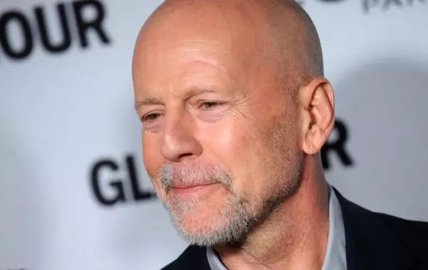Bruce Willis cântă la armonică