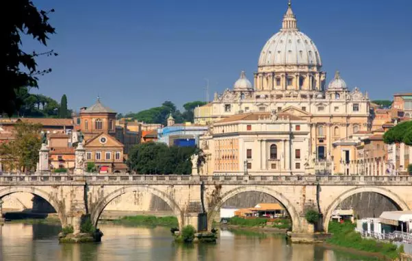 Vedere către Vatican din apropierea podului Umberto