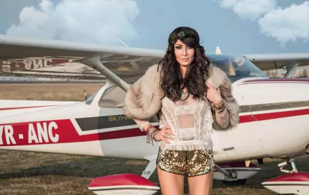 Capă blană vintage Nina Ricci, top dantelă Dana Budeanu, șort paiete Ashish, bentiță pene păun Maison Michel