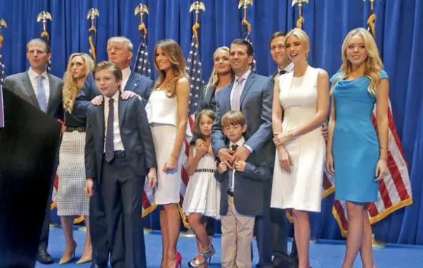 Donald Trump, fiica lui, Ivanka Trump, soțul ei, Jared Kushner, Tiffany Trump, Donald Trump Jr, soția lui, Vanessa Haydon, Melania Trump și fiul lor, Barron, pe 16 iunie 2015, la anunțarea candidaturii pentru alegerile prezidențiale din 2016 la „The Trump Tower' din New York.
