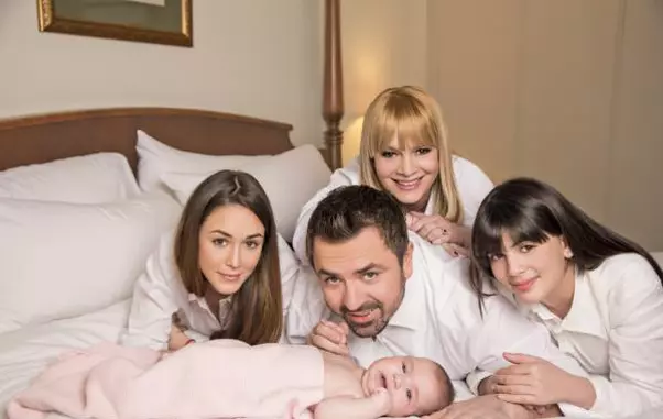 Horia Brenciu (43), Mina (2), Andreea (24) & Maria (15)