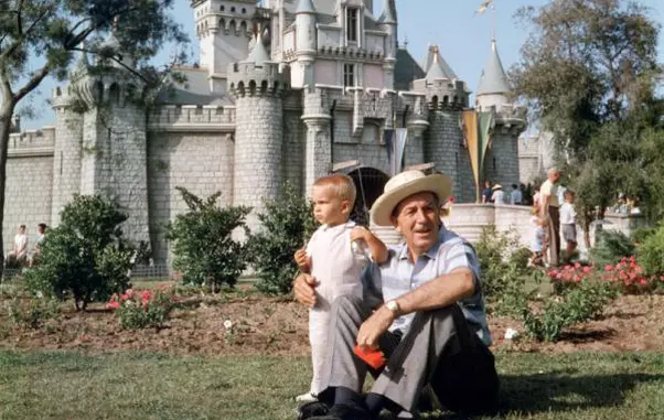 Walt Disney alături de nepotul lui în fața castelului din Regatul magic, Disneyland