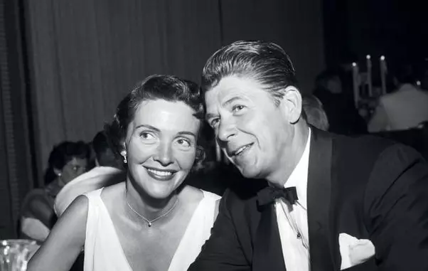 25 iunie 1957 – Nancy și Ronald Reagan participă la Hollywood la o petrecere în onoarea lui Stanley Kramer