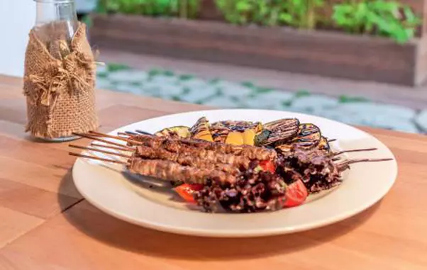 Frigărui de berbecuț cu legume la grătar