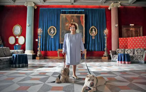 13 ianuarie 2011 –Jeanne Augier, proprietara Hotelului Negresco pozează alături de câinii ei, Lily (stânga) și Lilou (dreapta)