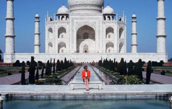 13 februarie 1992: în timpul unei călătorii în India alături de Prințul Charles, Prințesa Diana a ajuns să viziteze singură Taj Mahal