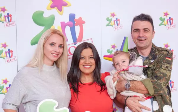 Cornel Ilie alaturi de afmilia lui si de Mirela Retegan