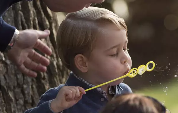 Printul George face baloane de sapun