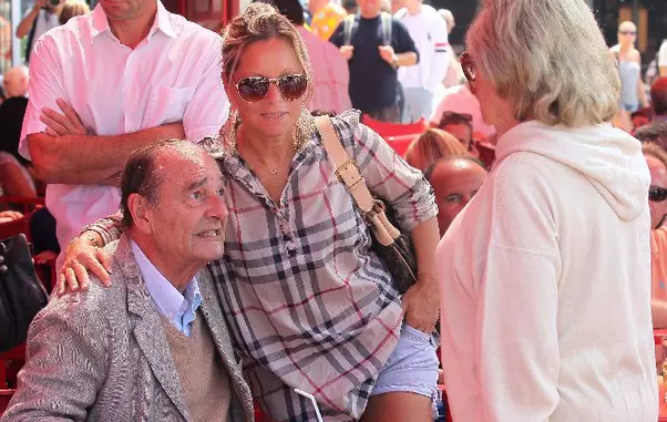 Jacques Chirac nu se dezminte nici acum. La Saint Tropez, pozează cu o admiratoare, spre nemulțumirea soției, Bernadette, care-l apostrofează.