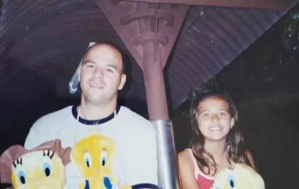 Antonia alături de tatăl ei, Mihai Iacobescu.